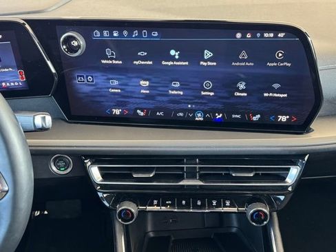 Used 2025 Chevrolet Traverse LT image 32