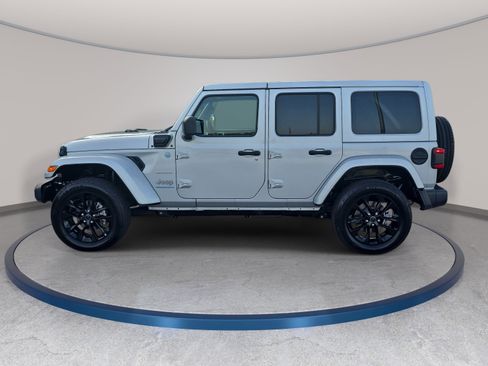 Used 2024 Jeep Wrangler Unlimited Sahara AWD/4WD image 8
