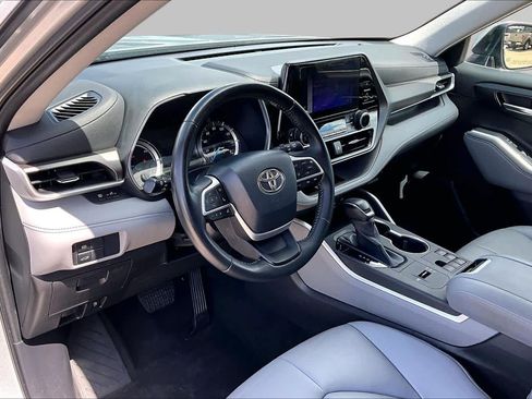 Used 2023 Toyota Highlander XLE AWD/4WD image 18