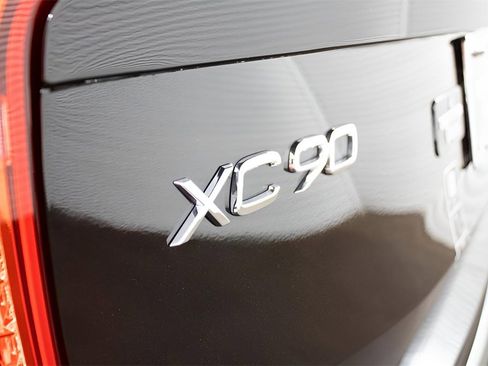 Certified 2025 Volvo XC90 T8 Plus image 9