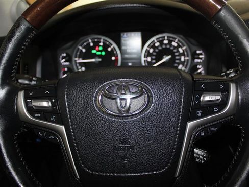 Used 2016 Toyota Land Cruiser image 18