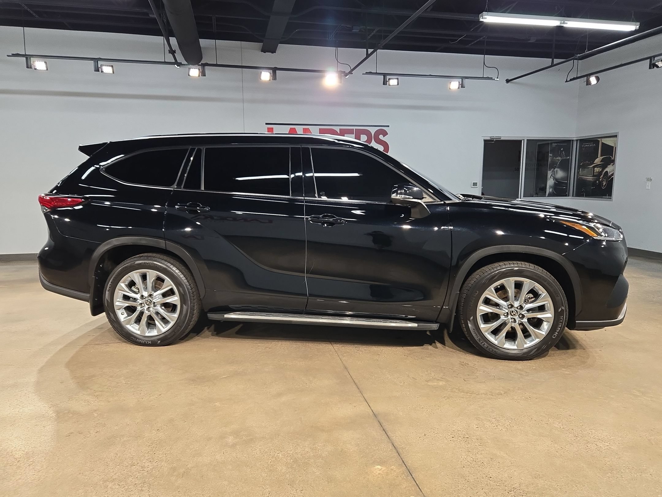 Used 2022 Toyota Highlander Limited FWD image 8