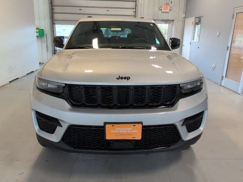 Used 2025 Jeep Grand Cherokee Altitude AWD/4WD image 8