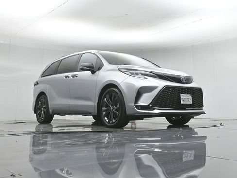 Used 2025 Toyota Sienna XSE w/ XSE Premium Package FWD image 51