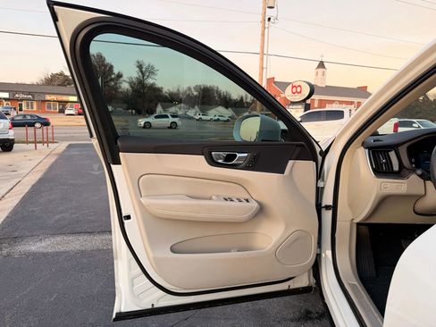 Used 2022 Volvo XC60 B5 Momentum image 12