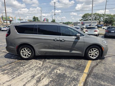Used 2022 Chrysler Pacifica Touring-L w/ Uconnect Theater Family Group FWD image 4