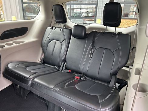 Certified 2024 Chrysler Pacifica Touring-L image 32