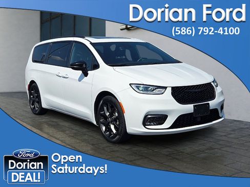 Used 2025 Chrysler Pacifica Limited FWD image 1