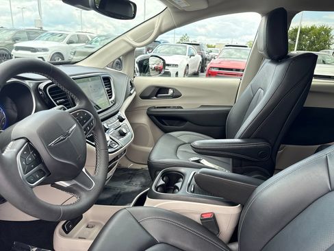 Used 2024 Chrysler Pacifica Touring-L w/ Uconnect Theater Family Group FWD image 12