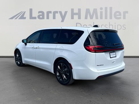 New 2026 Chrysler Pacifica Select image 3