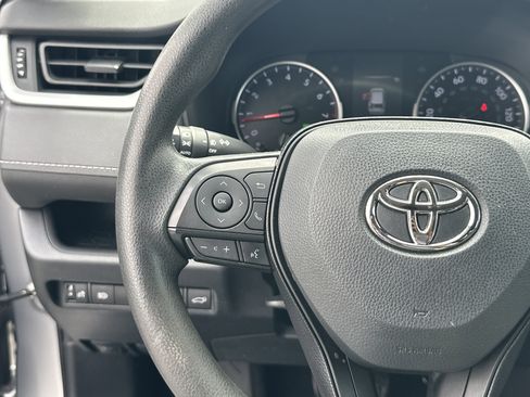 Used 2020 Toyota RAV4 XLE w/ Convenience Package FWD image 28
