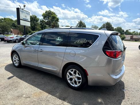 Used 2018 Chrysler Pacifica Touring-L Plus w/ Tire & Wheel Group image 10