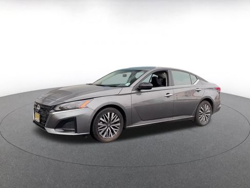 Used 2025 Nissan Altima 2.5 SV FWD image 8