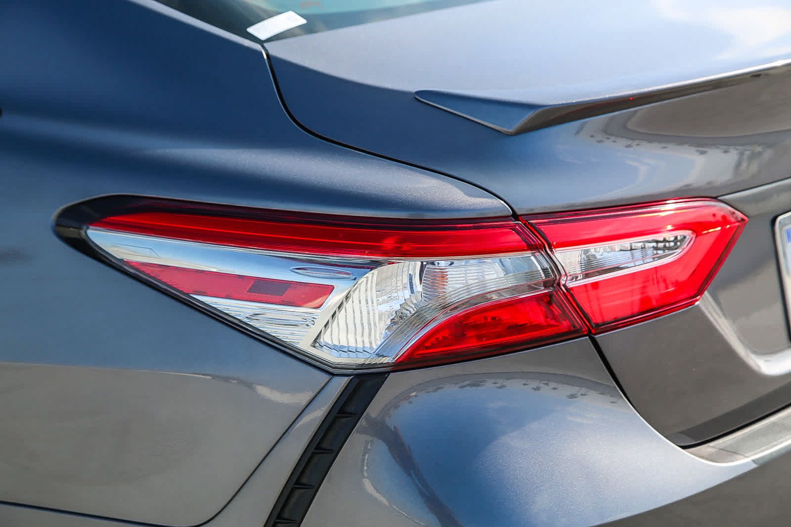 Used 2019 Toyota Camry SE w/ Blackout Package FWD image 9