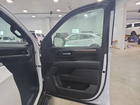 Used 2025 Chevrolet Tahoe High Country AWD/4WD image 32