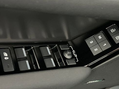 Used 2025 Land Rover Range Rover Velar Dynamic SE image 13