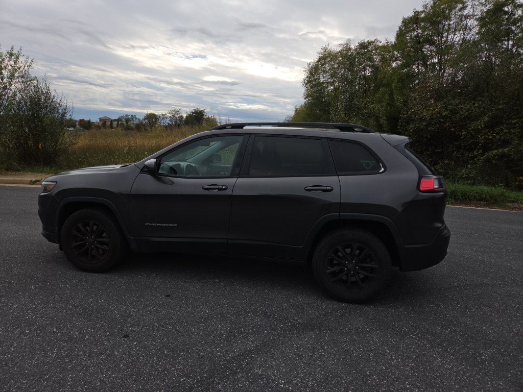 Used 2019 Jeep Cherokee Latitude Plus w/ Cold Weather Group AWD/4WD image 6