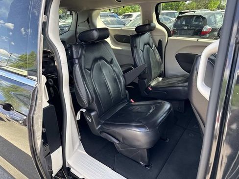 Used 2022 Chrysler Pacifica Touring-L image 11