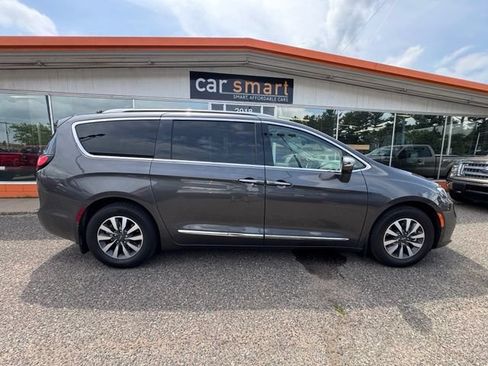 Used 2021 Chrysler Pacifica Limited w/ Uconnect Theater Family Group FWD image 8