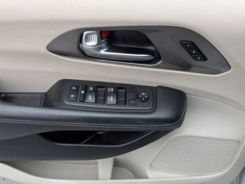 Used 2023 Chrysler Pacifica Touring-L FWD image 18