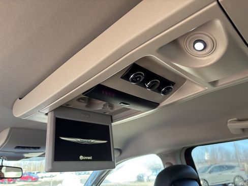 Used 2016 Chrysler Town & Country Touring image 4