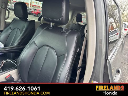 Used 2023 Chrysler Pacifica Touring-L image 17