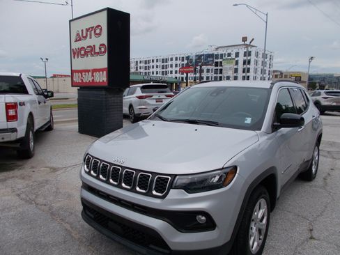 Used 2024 Jeep Compass Latitude AWD/4WD image 1