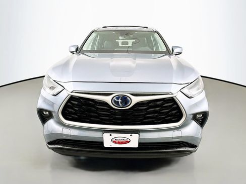 Used 2024 Toyota Highlander XLE FWD image 2