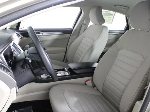 Used 2019 Ford Fusion SE image 18