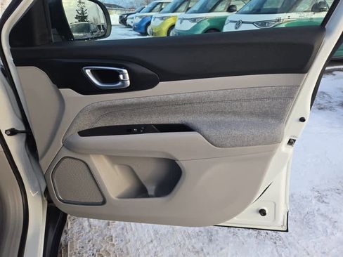 Used 2024 Jeep Compass Latitude image 35