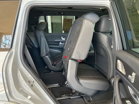 Used 2025 Mercedes-Benz GLS 450 4MATIC w/ AMG Line Exterior image 28