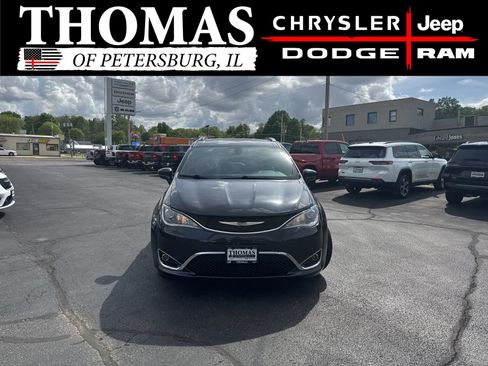 Used 2020 Chrysler Pacifica Touring-L FWD image 2