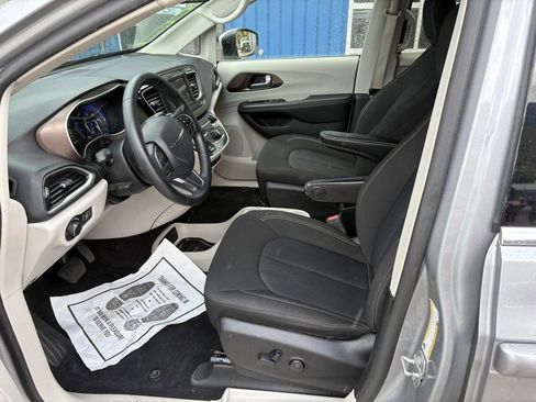 Used 2020 Chrysler Voyager LX image 11