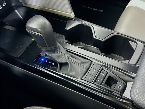 Used 2025 Toyota Camry SE w/ Convenience Package image 31