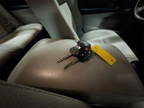 Used 2012 Toyota Camry LE image 35