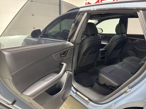 Used 2023 Audi Q8 Prestige w/ Prestige Package image 39