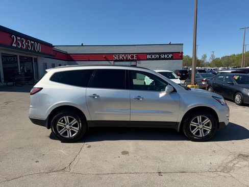 Used 2017 Chevrolet Traverse LT image 2