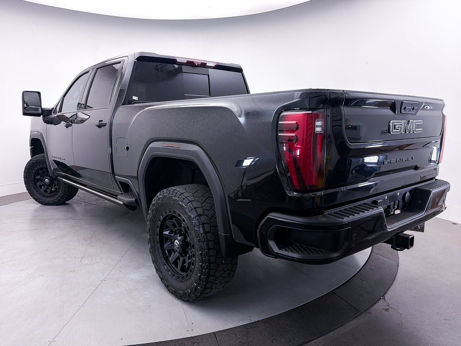 Used 2024 GMC Sierra 2500 Denali Ultimate AWD/4WD image 3