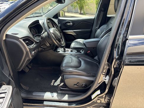 Used 2019 Jeep Cherokee Limited w/ Luxury Group AWD/4WD image 16