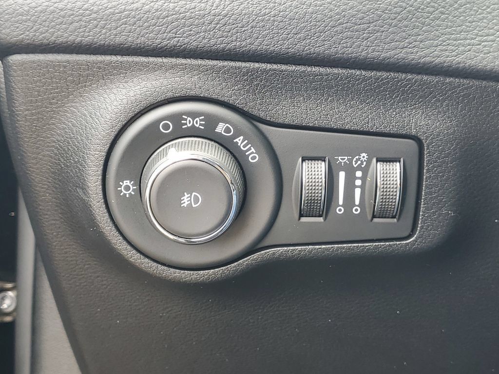 Used 2018 Jeep Compass Limited w/ Navigation Group AWD/4WD image 18