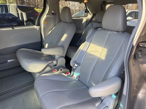 Used 2012 Toyota Sienna image 10