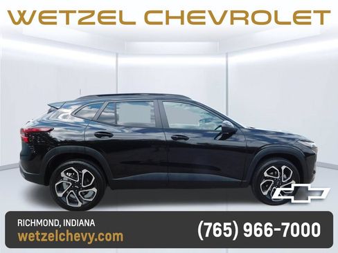 Used 2026 Chevrolet Trax RS FWD image 2