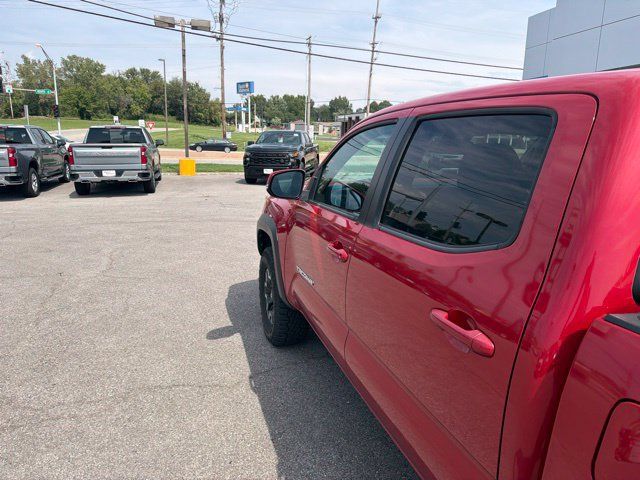 Used 2018 Toyota Tacoma TRD Off-Road AWD/4WD image 31