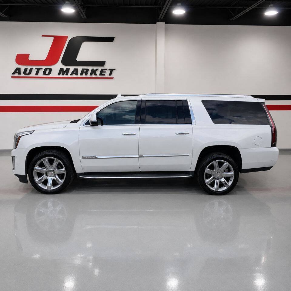 Used 2018 Cadillac Escalade ESV Luxury RWD image 2