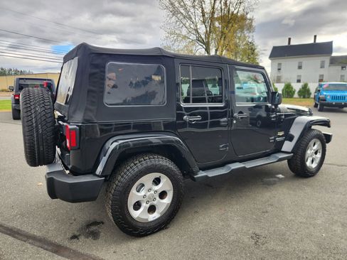 Used 2015 Jeep Wrangler Unlimited Sahara w/ Connectivity Group AWD/4WD image 16