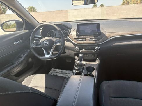 Used 2025 Nissan Altima 2.5 SV FWD image 14