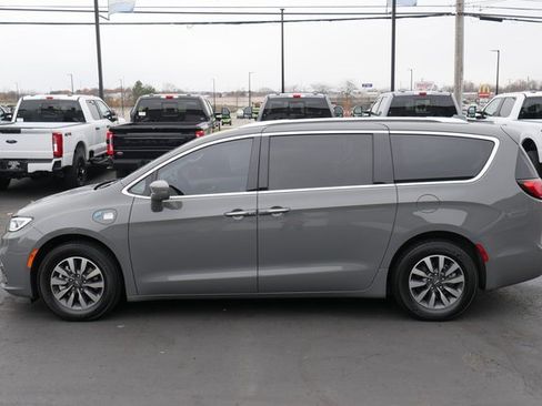 Used 2021 Chrysler Pacifica Touring-L image 8