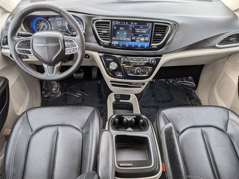 Used 2024 Chrysler Pacifica Touring-L image 21