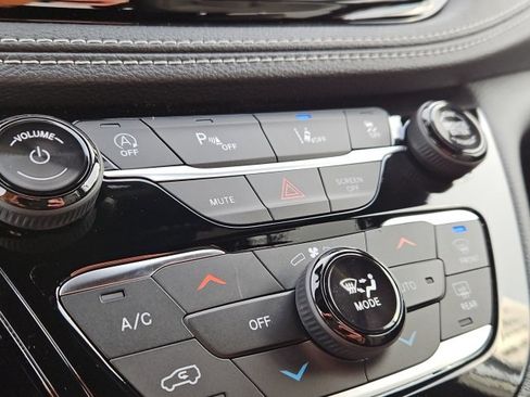 New 2026 Chrysler Pacifica Select image 40