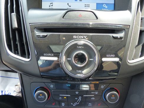 Used 2018 Ford Focus Titanium w/ Titanium Technology Package FWD image 34